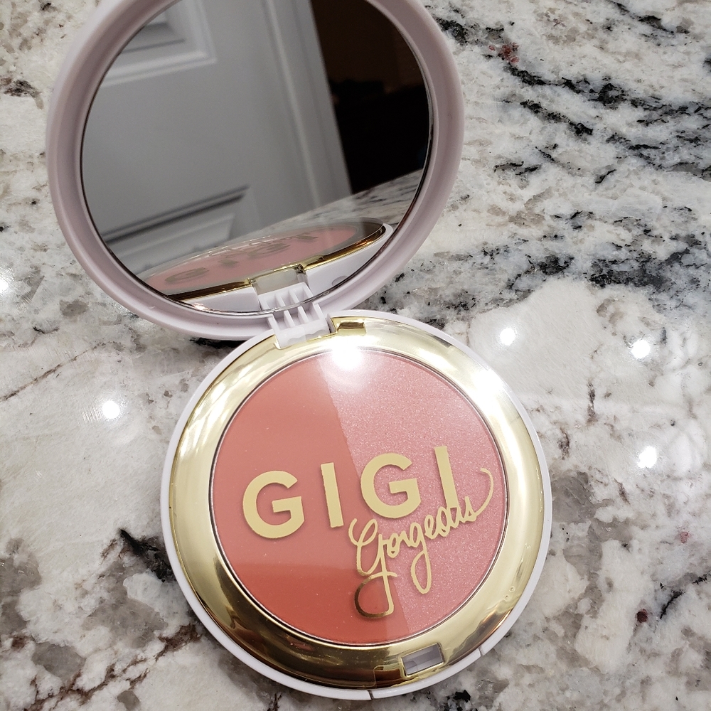 GiGi Gorgeous the only blush duo